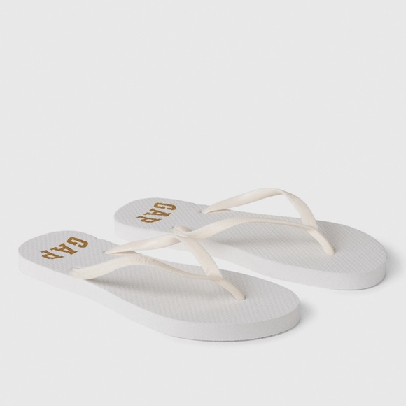 NWT GAP Logo Flip Flops  Color: Bright White  SIZE 7 - Picture 1 of 4
